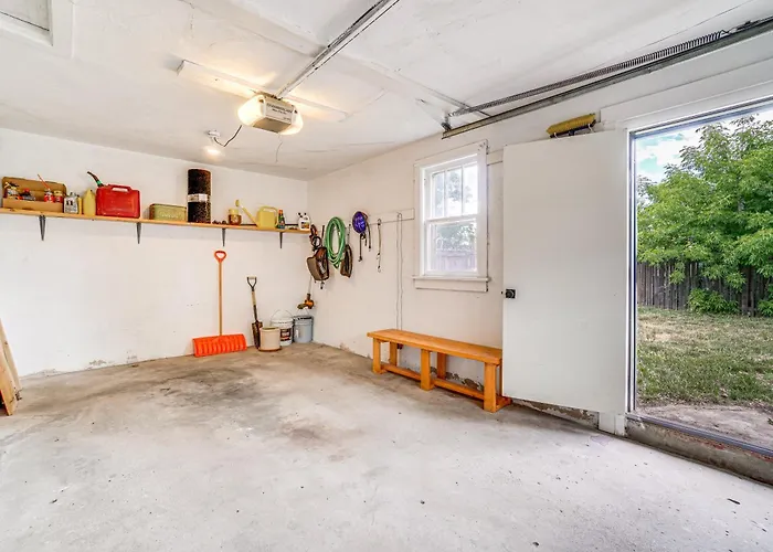 Holiday home Cozy W/ Yard < 1 Mi To Downtown!