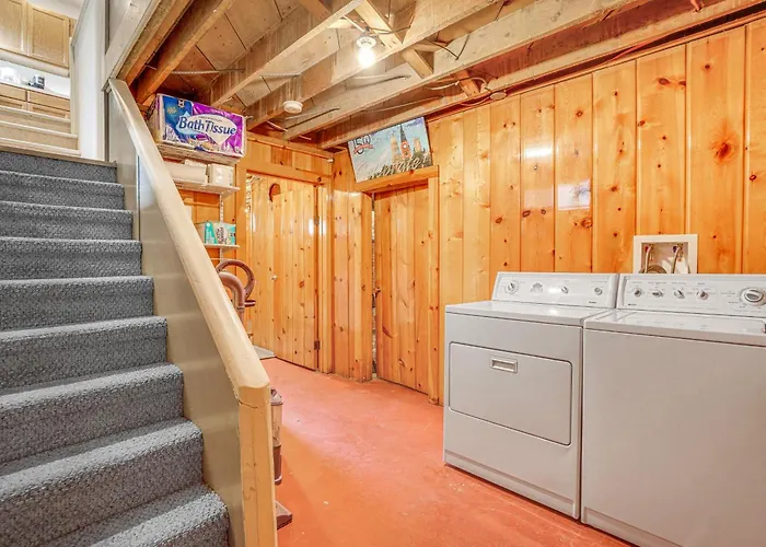 Cozy W/ Yard < 1 Mi To Downtown! Holiday home
