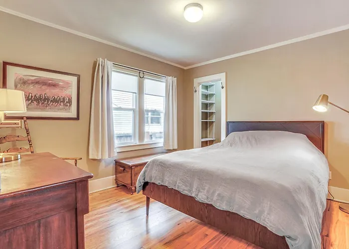 Cozy W/ Yard < 1 Mi To Downtown! *
