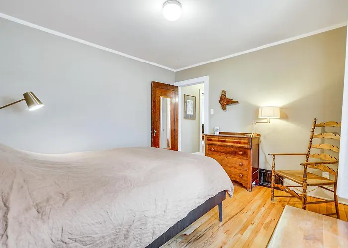 Holiday home Cozy W/ Yard < 1 Mi To Downtown! *