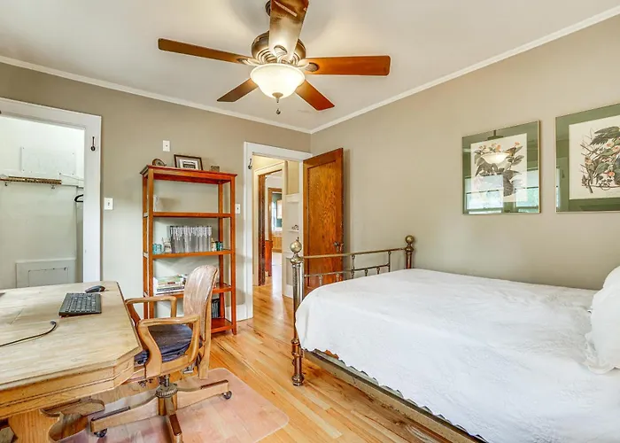 Cozy W/ Yard < 1 Mi To Downtown!