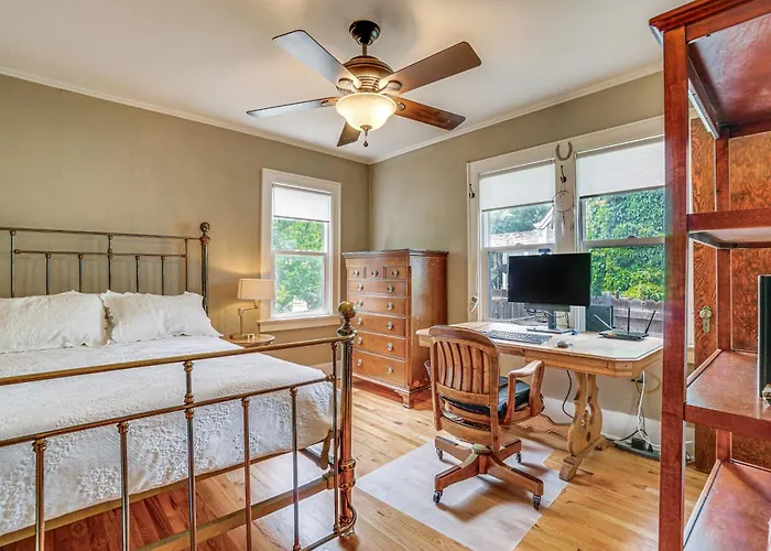 Cozy W/ Yard < 1 Mi To Downtown! Holiday home