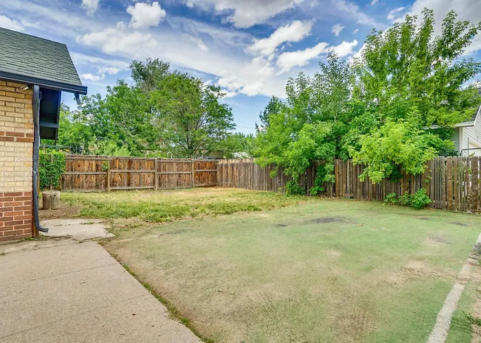 Cozy W/ Yard < 1 Mi To Downtown! Holiday home *