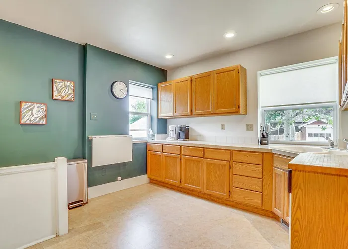 Holiday home Cozy W/ Yard < 1 Mi To Downtown! *