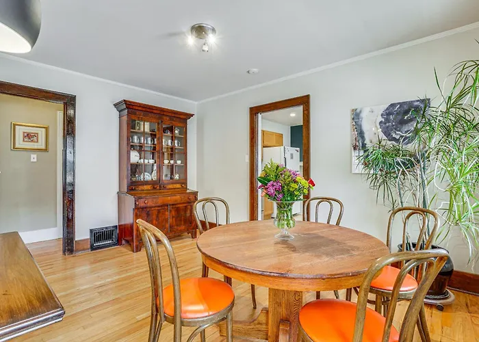 Cozy W/ Yard < 1 Mi To Downtown! Holiday home