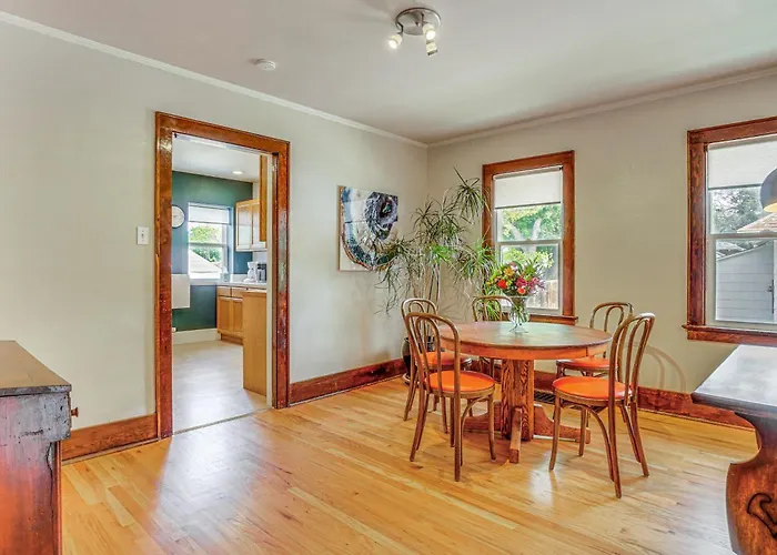 Holiday home Cozy W/ Yard < 1 Mi To Downtown!