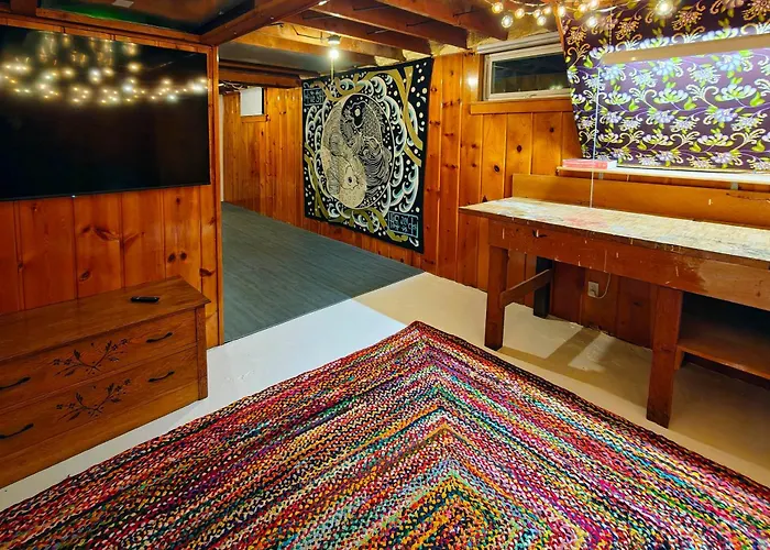 Holiday home Cozy W/ Yard < 1 Mi To Downtown!